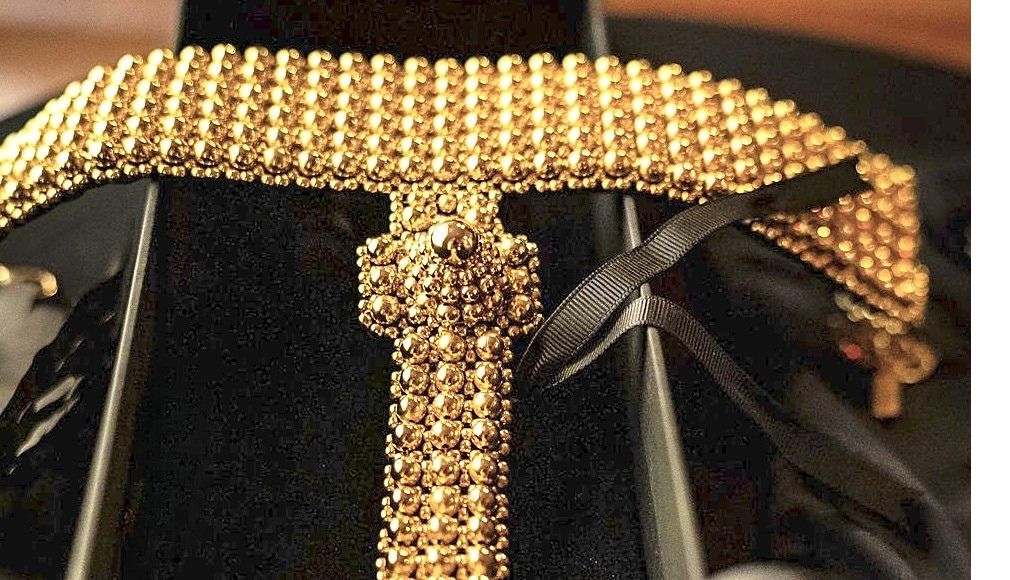 T-Choker_gold_in_box.jpg