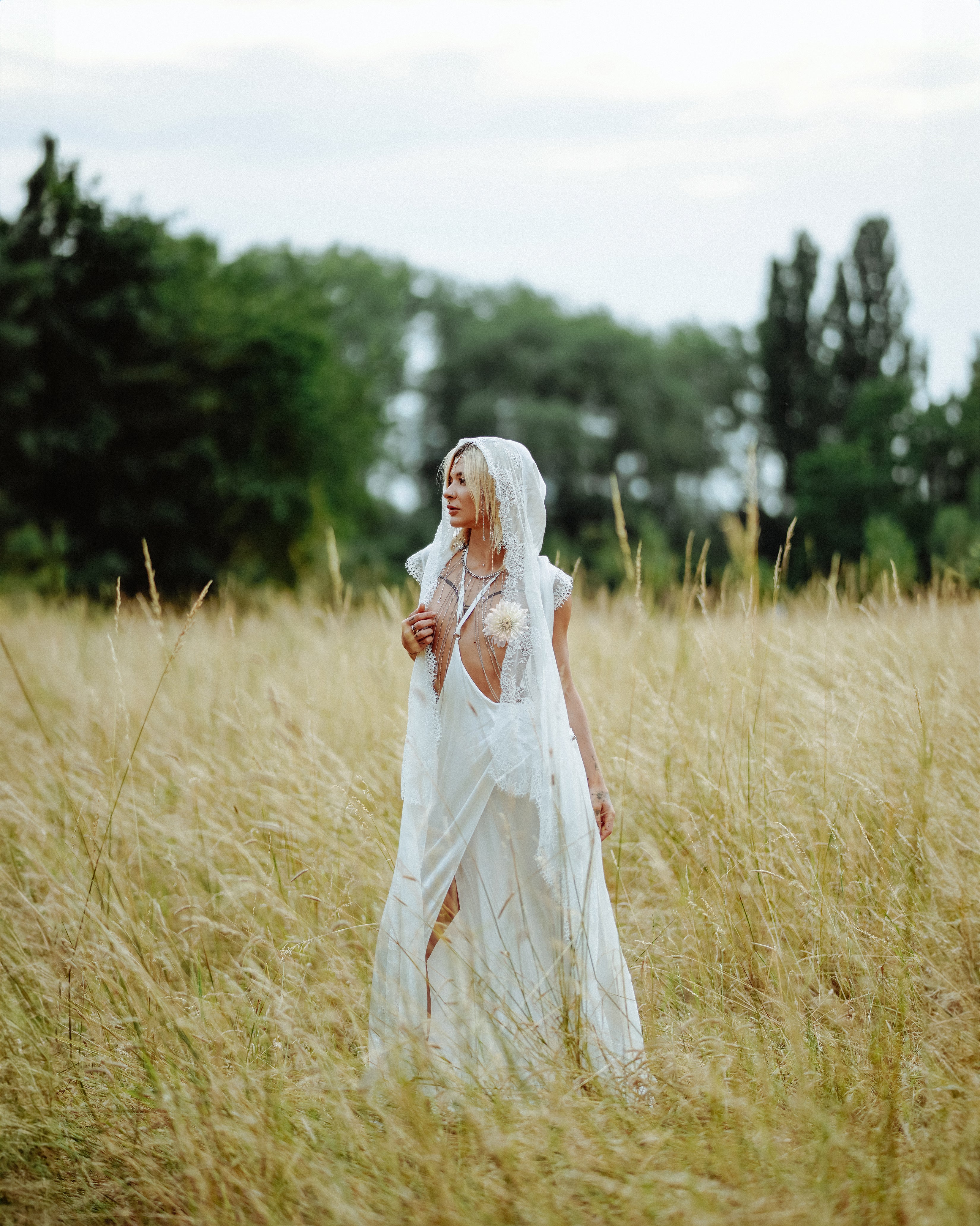 Teuta Lace Trimmed Sleeveles Silk Robe in White